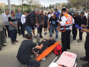  بالصور: اصابة راكب دراجة نارية بحادث طرق مروّع قرب الكلية الاكاديمية بيافا 